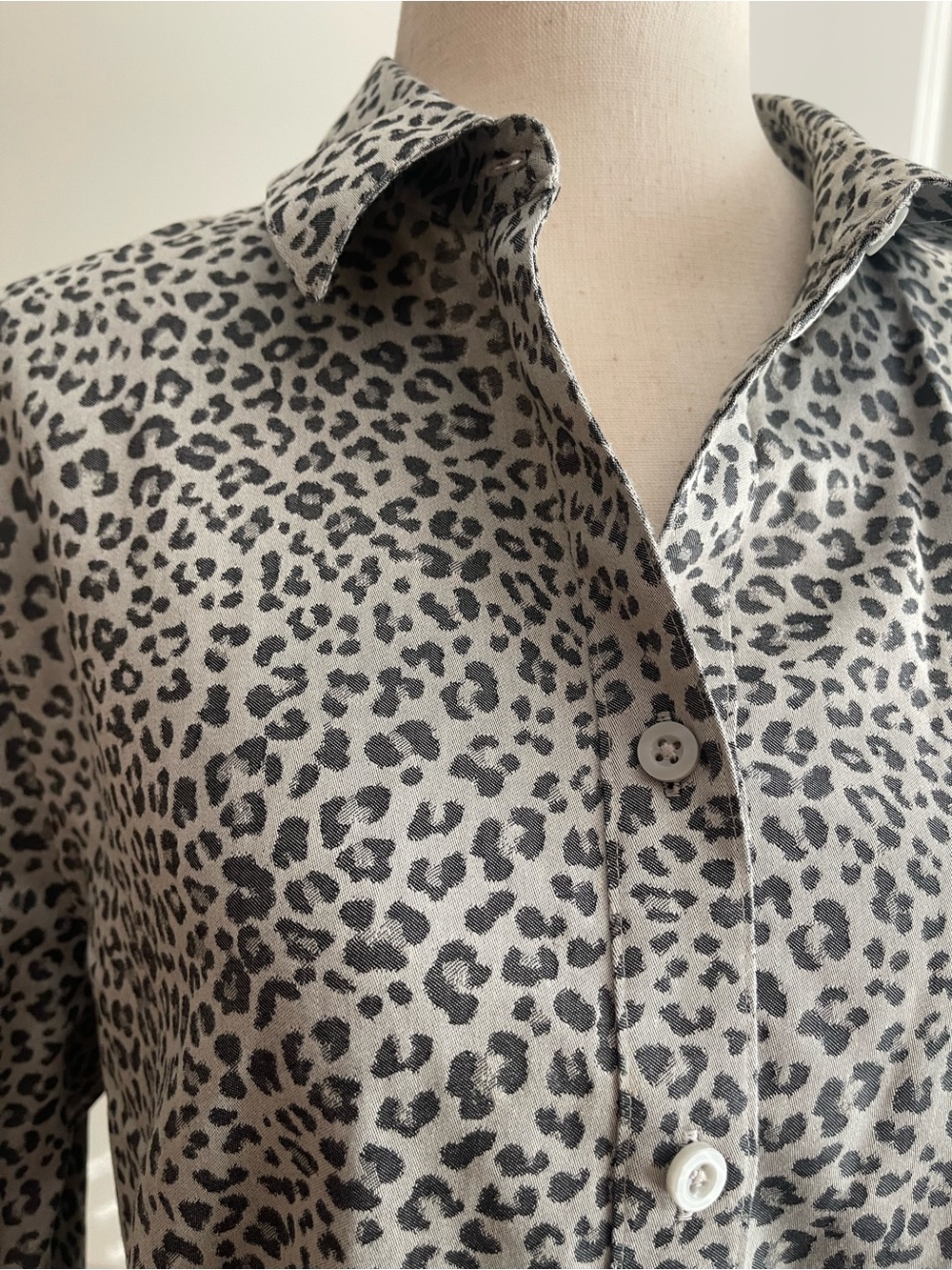 Chico’s Size 1 (US M) Leopard Print No Iron Coolmax Button Down Shirt